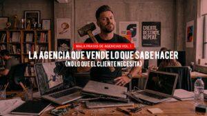 Tata Varela, CEO de Humo Rojo y ex-presidente de Agencias Argentinas, desmonta la "mala praxis" de las agencias que diagnostican problemas de ventas según su especialidad —más orgánico, más pauta o nueva campaña—, priorizando ejecución facturable sobre un análisis transversal. Este Vol. 1 urge equipos integrales que descarten soluciones por disciplina (mensaje, canal, audiencia, producto o precio), recordándonos: "Cuando solo tienes un martillo, todo parece clavo".